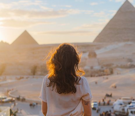 Frau vor Pyramiden in Kairo