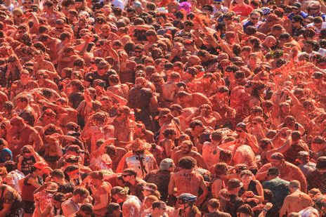 Menschenmenge voller Tomaten beim La Tomatina Festival