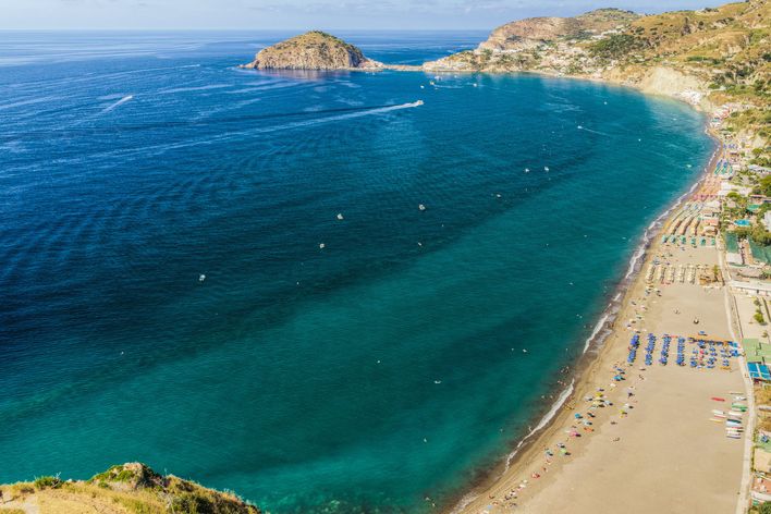 Luftaufnahme vom Strand von Maronti auf der Insel Ischia
