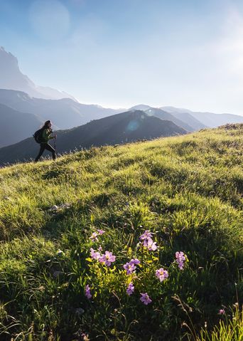 Eine Frau beim Wandern in den Bergen