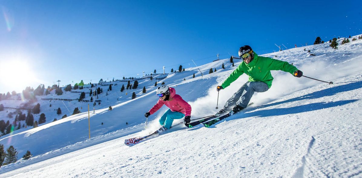 Skifahrer bei der Abfahrt im Zillertal