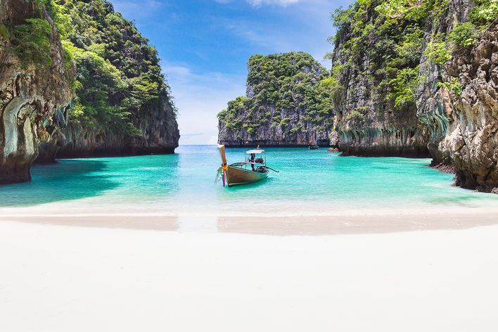 Boot und Felsen am Strand von Phuket