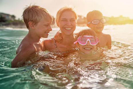 Familie im Meer