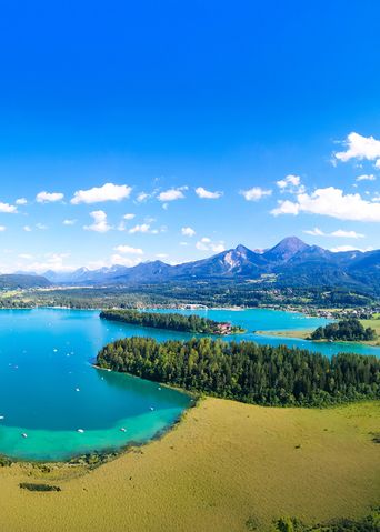 Luftaufnahme vom türkisblauen Faaker See in Kärnten mit Blick auf den Mittagskogel