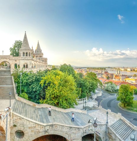Blick durch einen historischen Torbogen auf die Altstadt von Budapest