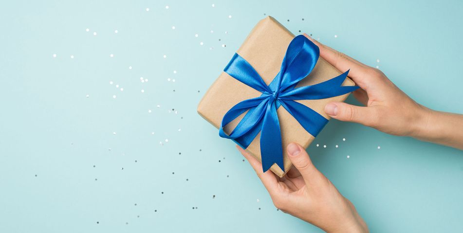 Geschenk wird übergeben