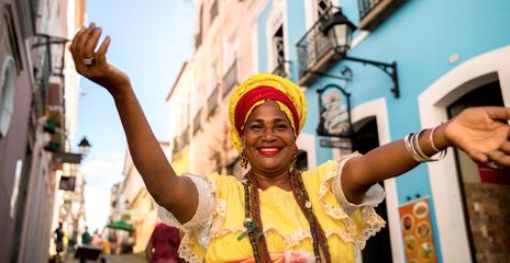 Fröhliche Frau in traditioneller Kleidung beim Straßenfest in Brasilien