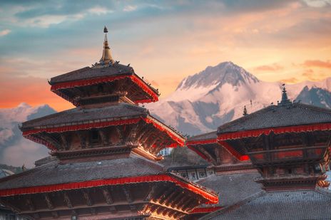 Pagodentempel in Patan mit Himalaya-Bergen im Hintergrund