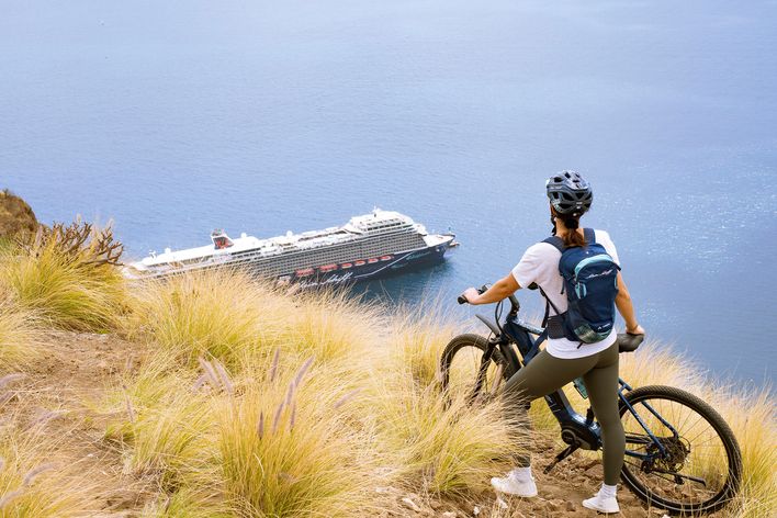 Frau bei Landausflug mit TUI Cruises