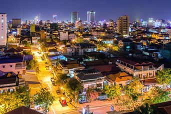 Blick auf Phnom Penh bei Nacht