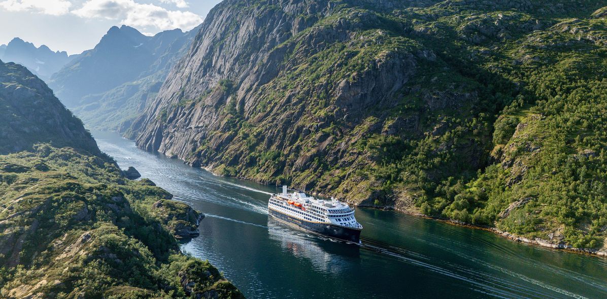Schiff Havila Pollux unterwegs in einem Fjord in Norwegen