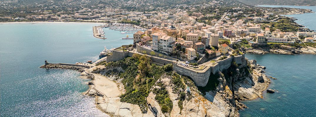 Blick auf die Stadt Calvi, Korsika