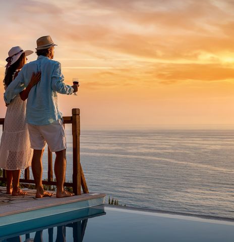 Paar am Pool bei Sonnenuntergang