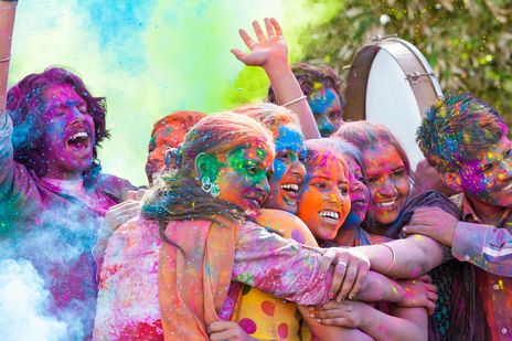 Gruppe von Menschen feiert das bunte Holi-Fest in Indien