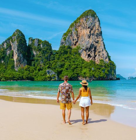 Paar am Strand von Krabi