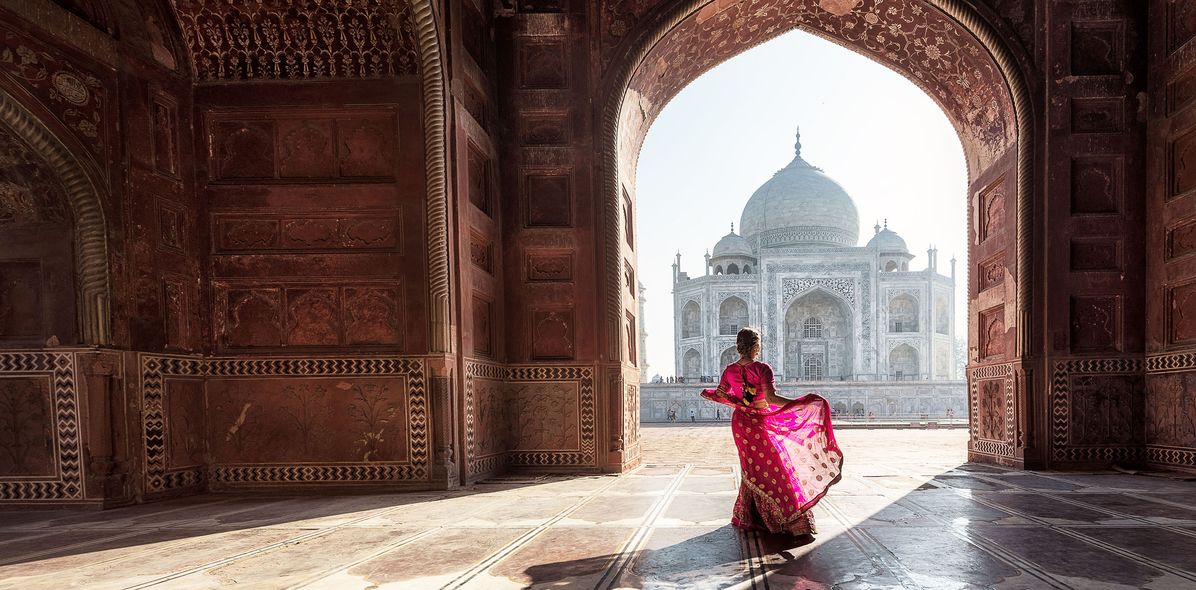 Frau vor dem Taj Mahal in Indien