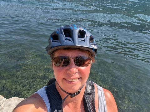 Chronistin Andrea unterwegs mit dem Fahrrad während einer Adria-Kreuzfahrt mit AIDA