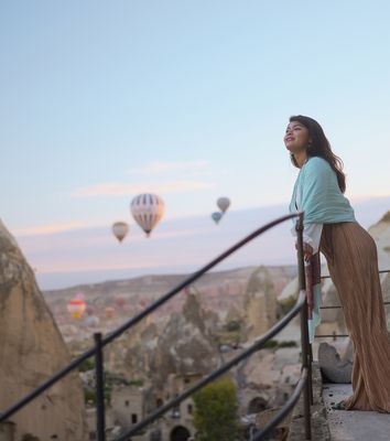 Frau genießt die Aussicht auf die Felslandschaft Kappadokiens bei Sonnenaufgang
