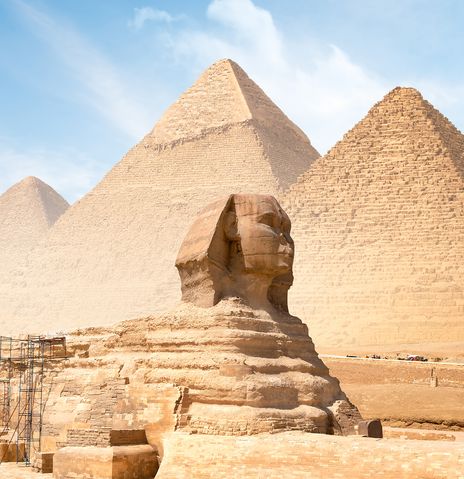 Sphinx vor den großen Pyramiden in Ägypten