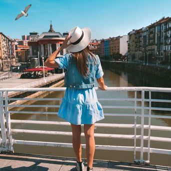 Frau auf Brücke in Bilbao