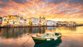 Blick auf Hafen von Ischia mit Morgendämmerung und Boot