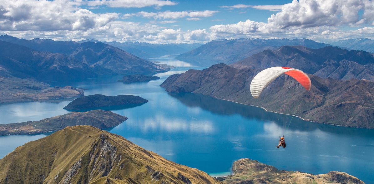 Gleitschirmspringer über Wanaka in Neuseeland