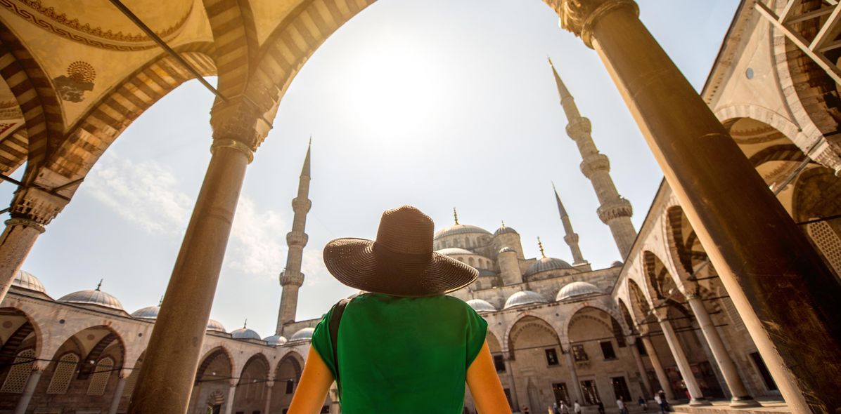 Besucherin im Innenhof der Blauen Moschee in Istanbul