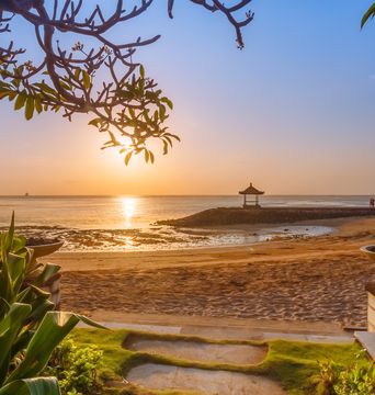 Sonnenuntergang am Strand von Sanur auf Bali