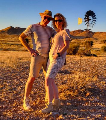 Berge & Meer Chronistin Nicola mit ihrem Mann in der Wüste Namibias