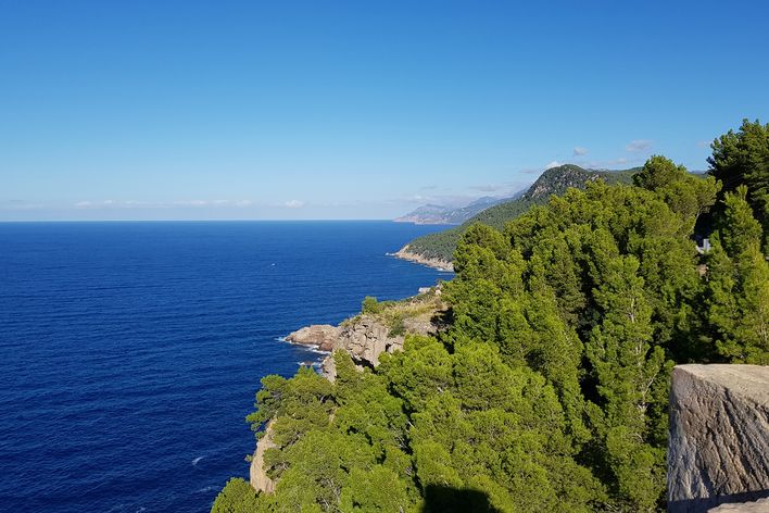 Küste am Tramuntana-Gebirge auf Mallorca