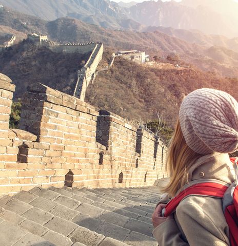 Eine Frau wandert auf der Chinesischen Mauer