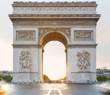 Blick auf das Arc de triomphe in Paris in Frankreich