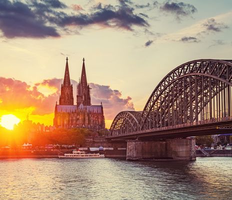Blick auf den Kölner Dom und den Rhein bei Sonnenuntergang in Köln
