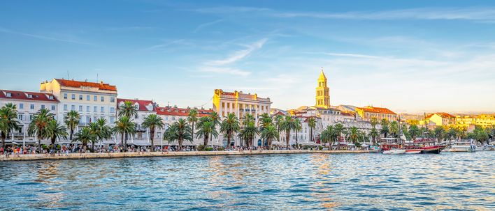 Blick auf die Uferpromenade Riva in Split, gesäumt von Palmen und historischen Gebäuden