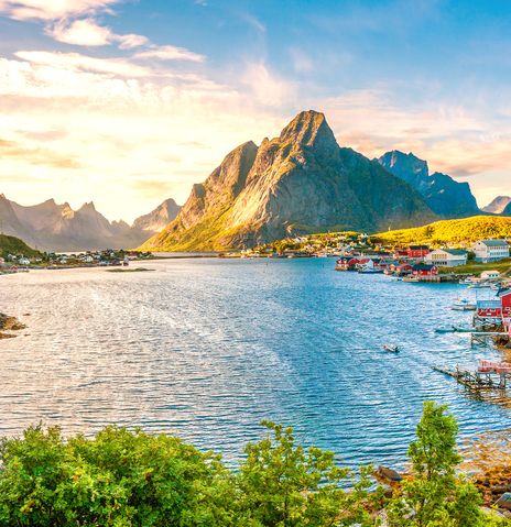Blick auf Reine und Meer in den Lofoten