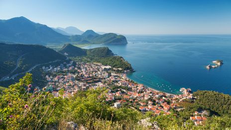 Blick auf Petrovac in Montenegro