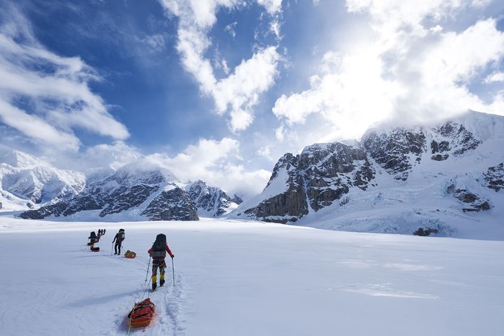 Wanderer auf dem schneebedeckten Gipfel des Mount McKinley in Alaska