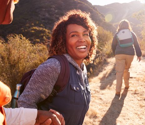 Eine lachende Frau beim Wandern