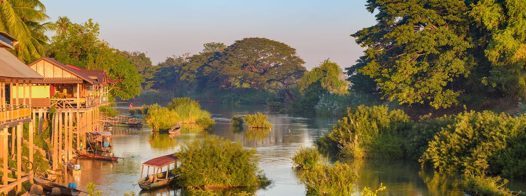 Panoramablick auf den Mekong-Fluss mit tropischer Landschaft in Laos