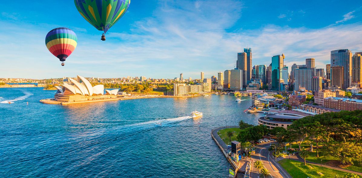 Heißluftballons fliegen über Sydney