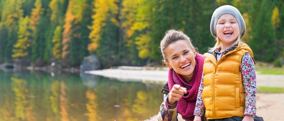 Mutter und Kind am See herbstlich