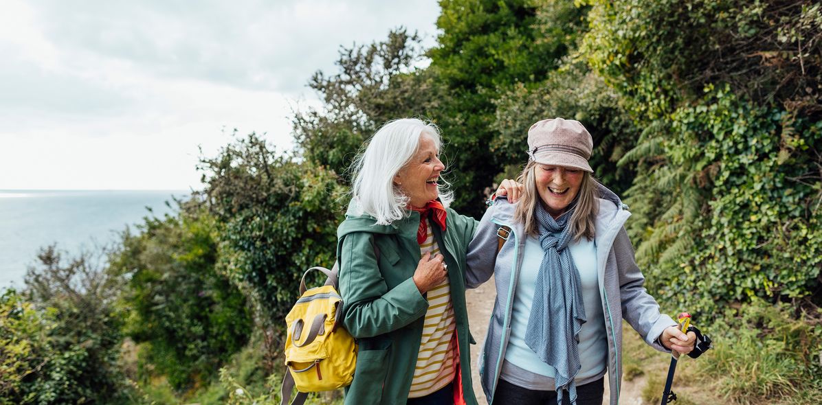 Zwei Frauen wandern