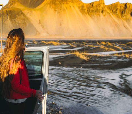 Frau im Auto in Island