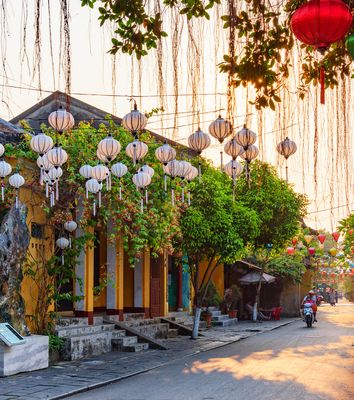 Straße in Hoi An mit bunten Laternen