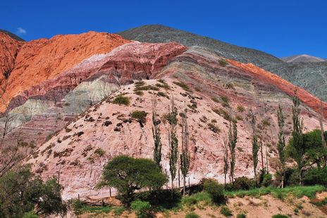 Bunte Felsformationen in der Quebrada de Humahuaca in Jujuy, Argentinien