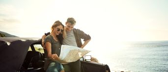Paar bei einer Mietwagen-Rundreise