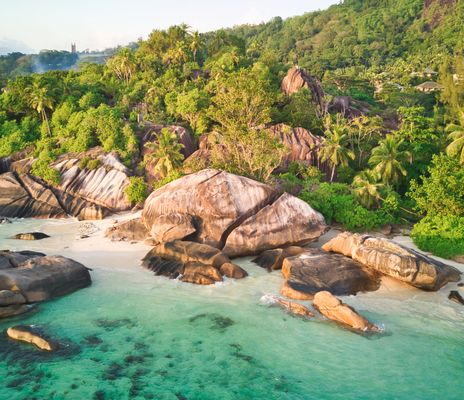 Strand mit Felsen und Palmen Seychellen