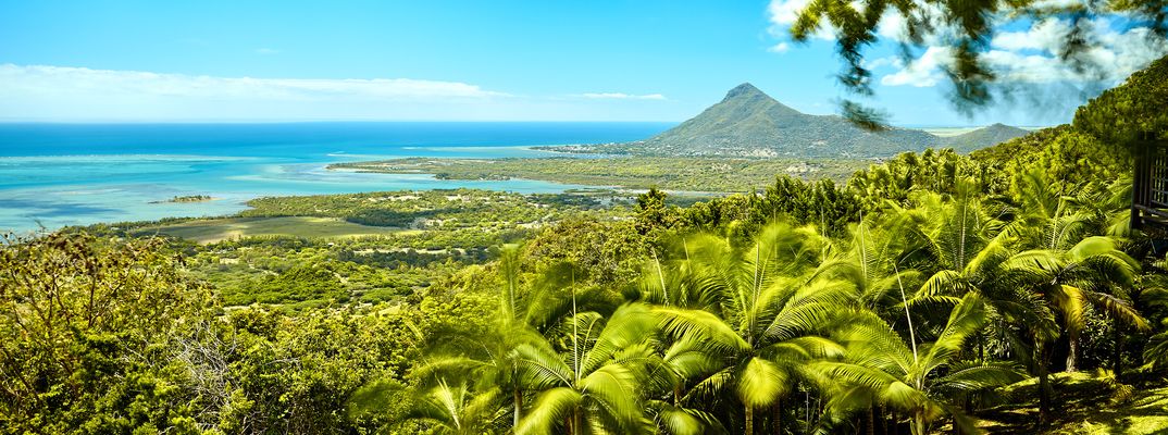 Aussicht vom Chamarel-Aussichtspunkt auf Mauritius mit Blick über grüne Landschaft