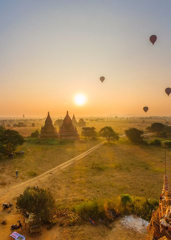 Heißluftballons über Tempelanlage in Myanmar