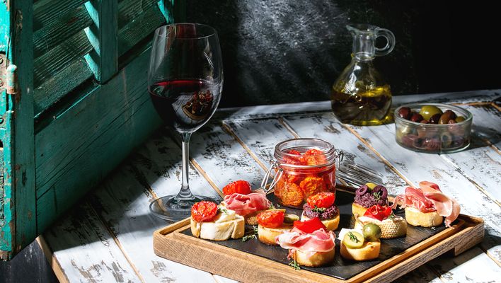 Tapas-Platte und Wein in Andalusien